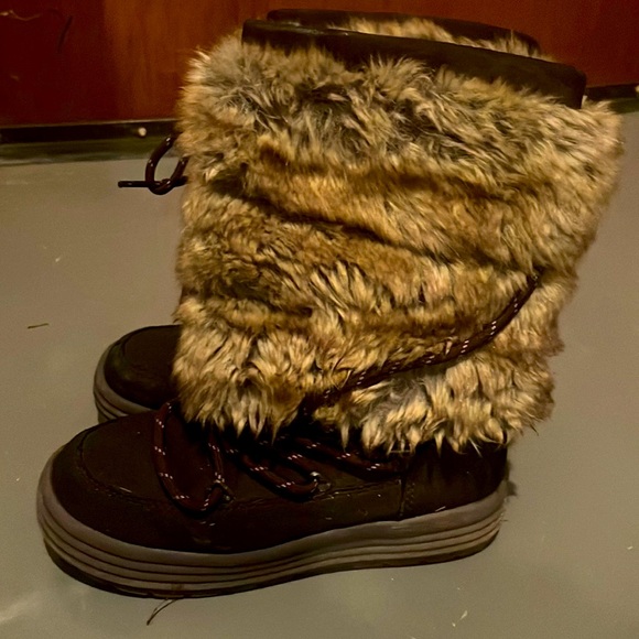 Barely used condition faux fur boots - Picture 1 of 3
